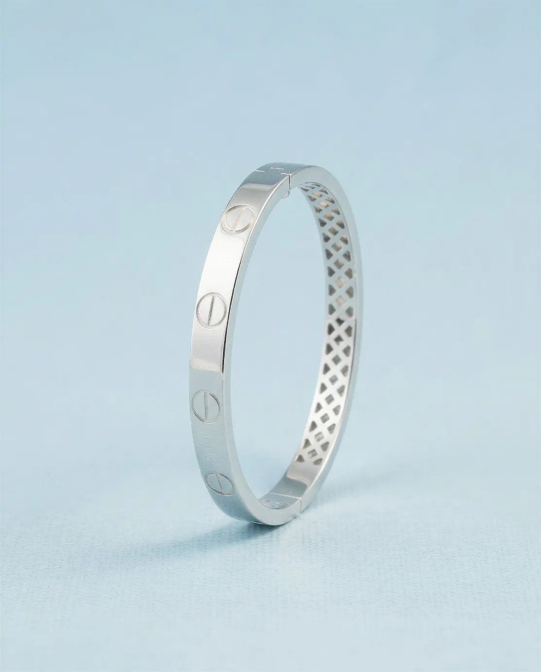 VJ08.1 Iconic Screw Motif Bangle - Image 1