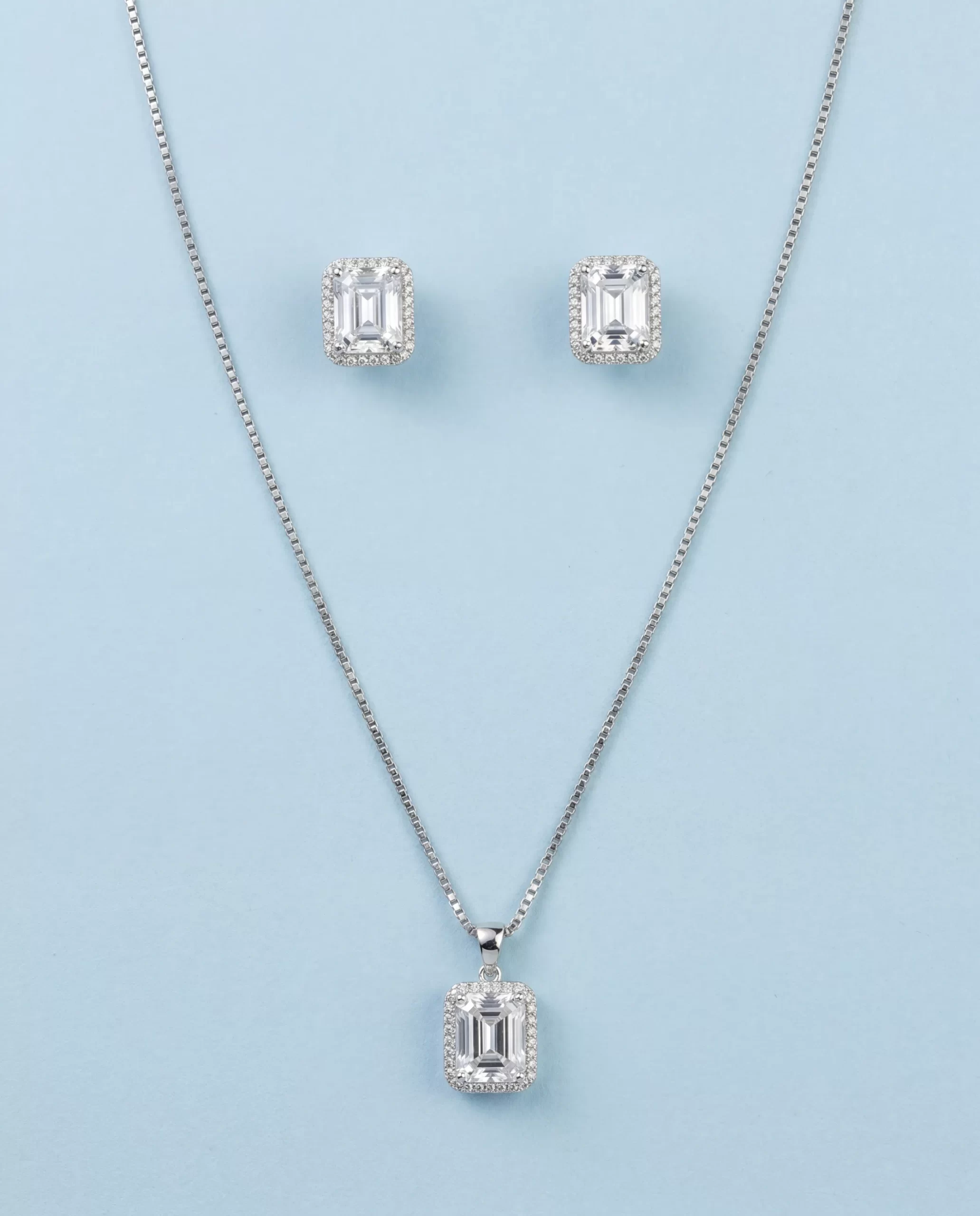 VJ15.1-1.webp Regal Emerald Halo Pendant Set - Image 1
